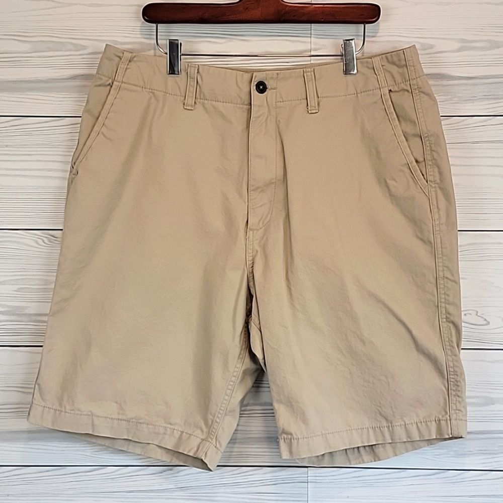 Old Navy tan khaki bermuda shorts Men's Size 38 ( measured 36)